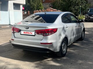 2016 Kia Rio III Рестайлинг, серебристый, 900000 рублей, вид 4