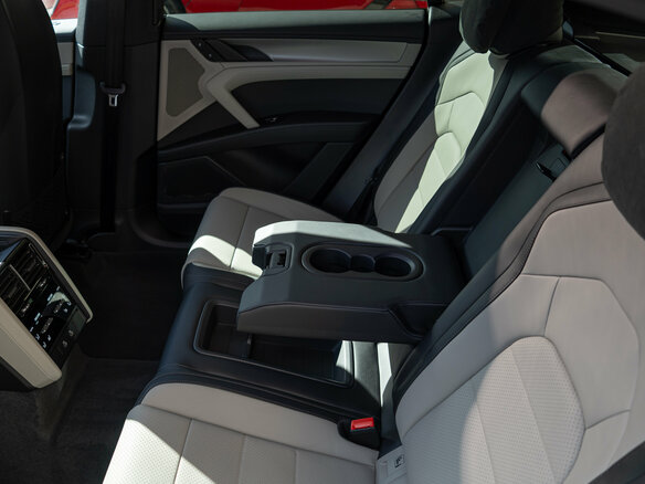 2026 Porsche Cayenne Electric IV, зелёный - вид 24