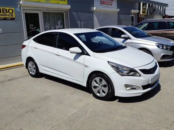 2015 Hyundai Solaris I Рестайлинг, белый, 840000 рублей - вид 4