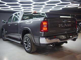 2026 Ram 1500 Crew Cab V Рестайлинг, серый, 8600000 рублей, вид 4