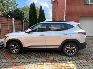 2022 Kia Seltos I Рестайлинг, серебристый, 2650000 рублей, вид 4