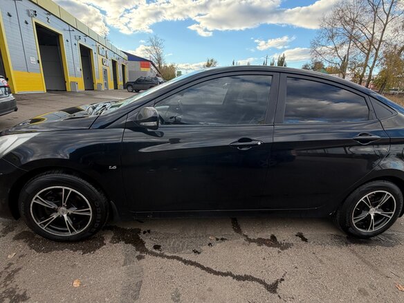 2011 Hyundai Solaris I, чёрный, 750000 рублей - вид 2