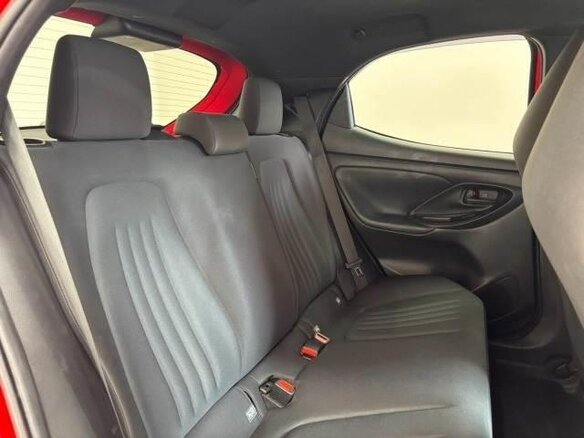 2022 Toyota Yaris IV, красный, 1014000 рублей - вид 19