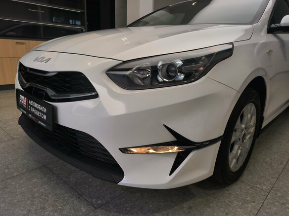 2021 Kia Ceed III Рестайлинг, белый, 1850000 рублей - вид 6