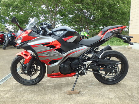 2018 Kawasaki Ninja 400, серый, 599000 рублей, вид 2
