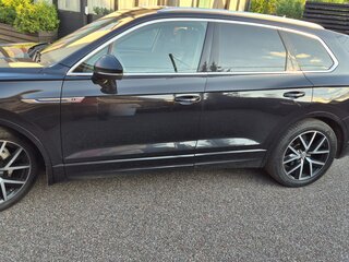 2018 Volkswagen Touareg III, чёрный, 5000000 рублей, вид 4