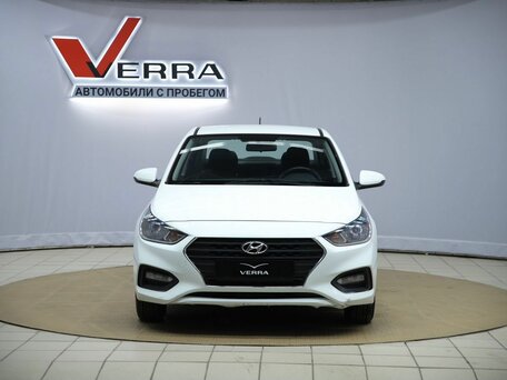 2018 Hyundai Solaris II, белый, 910000 рублей, вид 2
