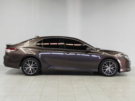 2021 Toyota Camry VIII (XV70) Рестайлинг, коричневый, 3730000 рублей, вид 4