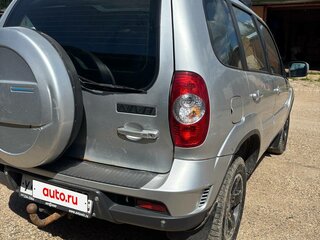 2013 Chevrolet Niva I Рестайлинг, серебристый, 400000 рублей, вид 3