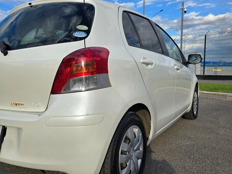 2009 Toyota Vitz II (XP90), белый, 755000 рублей, вид 5