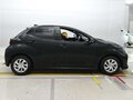 2022 Toyota Yaris IV, чёрный, 860020 рублей - вид 5
