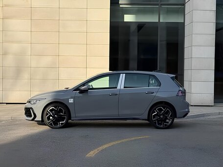 2023 Volkswagen Golf VIII, серый, 2090000 рублей, вид 4