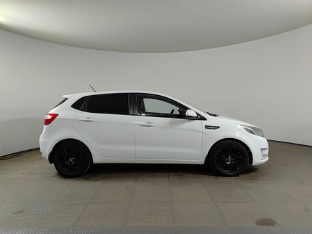 2013 Kia Rio 5-speed III, белый, 696000 рублей, вид 5