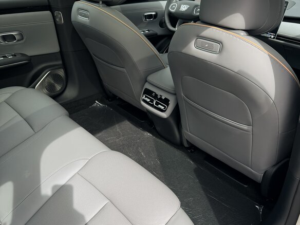 2026 Changan Qiyuan A06 28.39 kWh, серебристый, 2593000 рублей - вид 13
