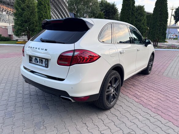 2011 Porsche Cayenne Diesel II (958), белый, 2200000 рублей - вид 4