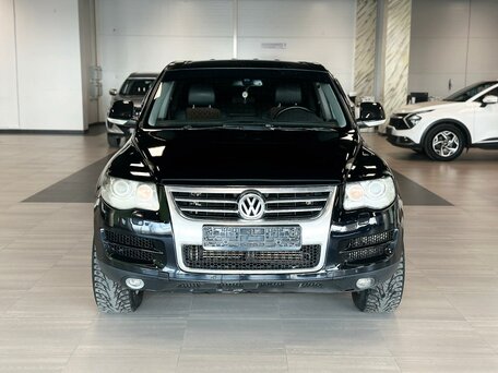 2009 Volkswagen Touareg I Рестайлинг, чёрный, 1800000 рублей, вид 2