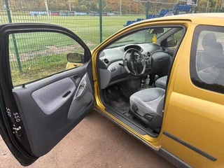 1999 Toyota Yaris I, жёлтый, 230000 рублей, вид 5