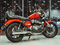 2026 Royal Enfield Super Meteor, красный, 792000 рублей - вид 2