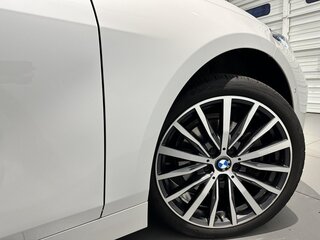 2023 BMW 1 серии 118i III (F40), белый, 1430000 рублей, вид 5