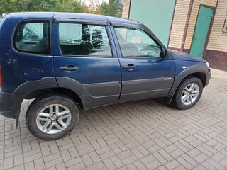 2017 Chevrolet Niva I Рестайлинг, синий, 655000 рублей, вид 3