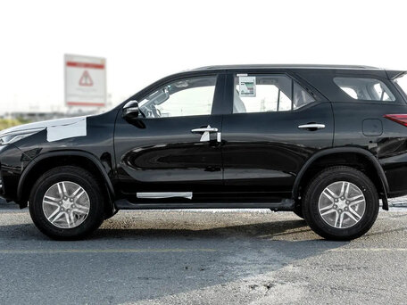 2025 Toyota Fortuner II Рестайлинг, чёрный, 5130000 рублей, вид 4