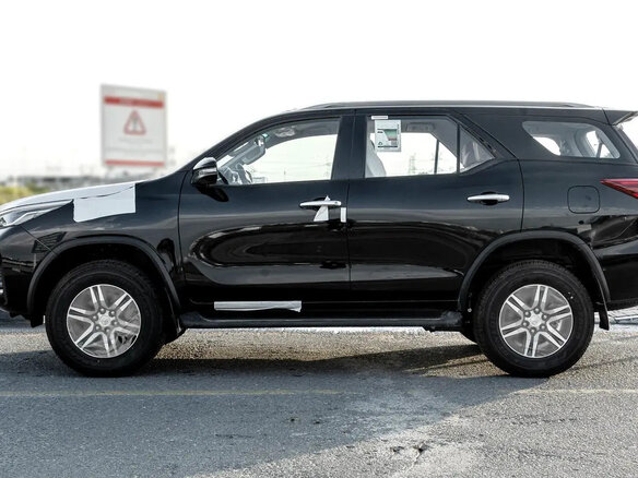 2025 Toyota Fortuner II Рестайлинг, чёрный, 5130000 рублей - вид 3