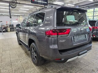 2023 Toyota Land Cruiser 300 Series, серый, 13990000 рублей, вид 2