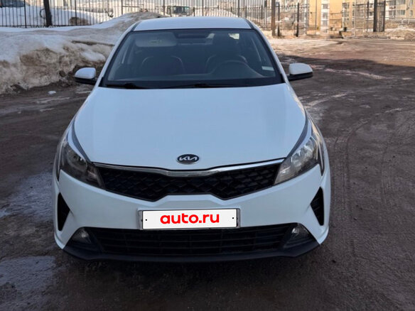 2022 Kia Rio IV Рестайлинг, белый, 1000000 рублей - вид 1