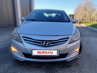 2015 Hyundai Solaris I Рестайлинг, серебристый, 525000 рублей, вид 2