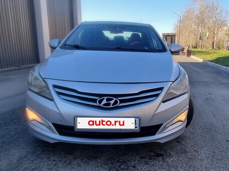 2015 Hyundai Solaris I Рестайлинг, серебристый, 525000 рублей, вид 1