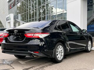 2021 Toyota Camry VIII (XV70) Рестайлинг, чёрный, 3125000 рублей, вид 4