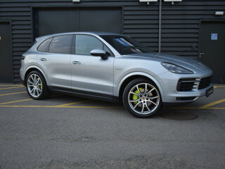 2021 Porsche Cayenne E-Hybrid III, серебристый, 6590000 рублей, вид 3
