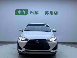 2022 Toyota Yaris IV, белый, 1140000 рублей, вид 2