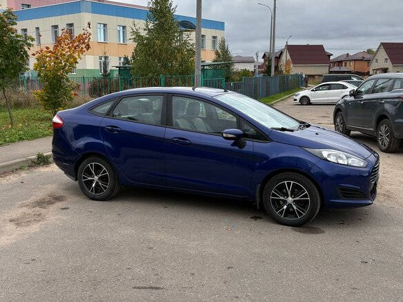 2016 Ford Fiesta Mk6 Рестайлинг, синий, 850000 рублей - вид 3
