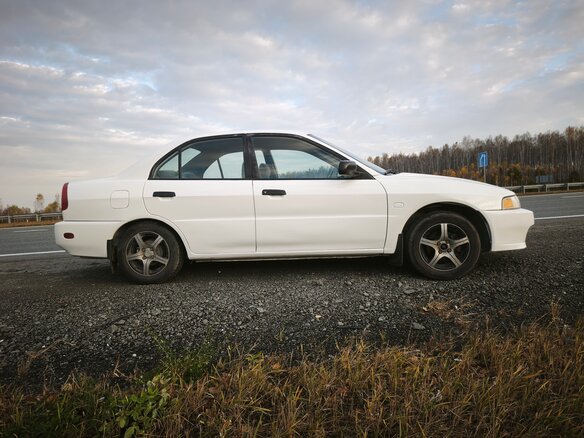 2000 Mitsubishi Mirage V, белый, 280000 рублей - вид 1