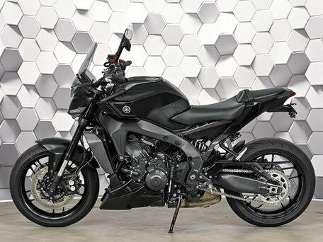 2025 Yamaha MT-09 (FZ-09), чёрный, 1277000 рублей, вид 4