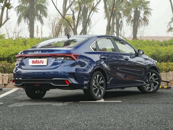 2026 Kia K3 II (China Market) Рестайлинг, синий, 2106000 рублей - вид 4