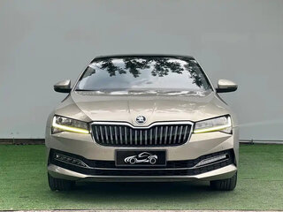 2022 Skoda Superb III Рестайлинг, бежевый, 1850000 рублей, вид 4