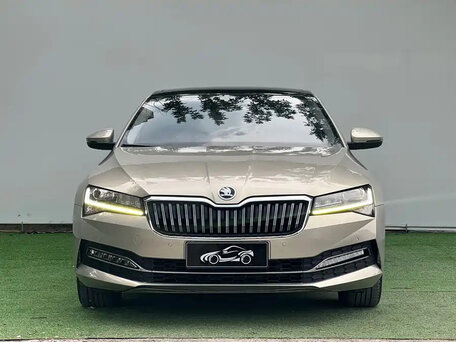 2022 Skoda Superb III Рестайлинг, бежевый, 1850000 рублей, вид 4