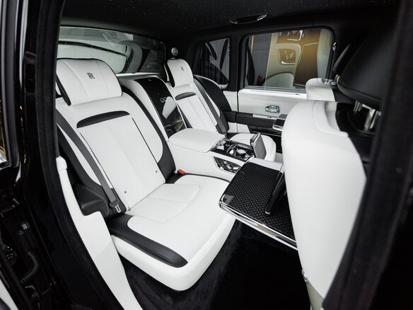 2026 Rolls-Royce Cullinan Black Badge I Рестайлинг (Series II), чёрный, 73670000 рублей - вид 33