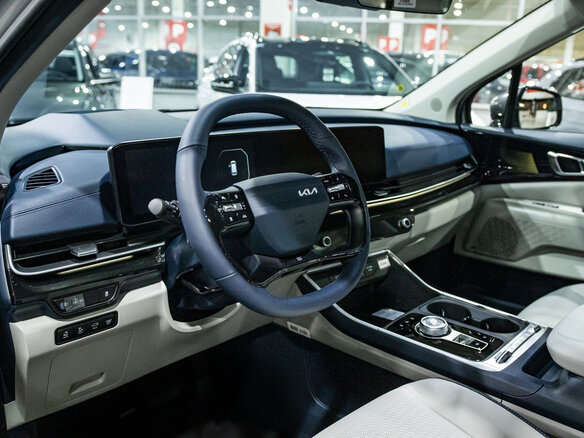 2026 Kia Carnival IV Рестайлинг, серый, 7250000 рублей - вид 9
