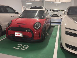 2023 Mini Hatch Cooper SE III (F55/F56) Рестайлинг 2, красный, 3000000 рублей, вид 2