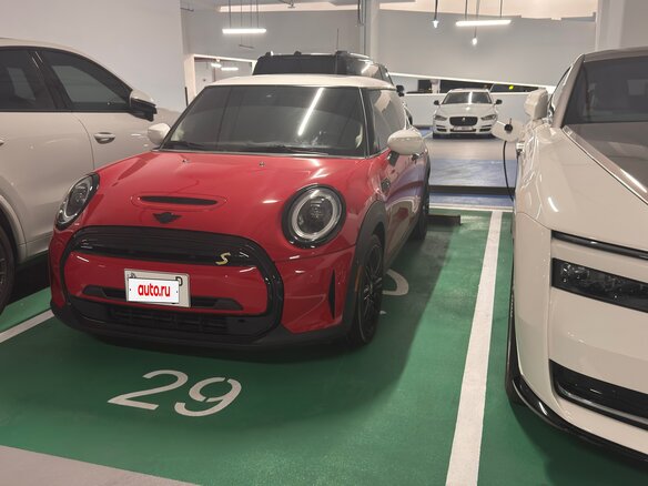 2023 Mini Hatch Cooper SE III (F55/F56) Рестайлинг 2, красный, 3000000 рублей - вид 1
