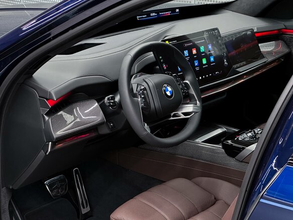 2026 BMW 7 серии 740 xDrive VII (G70) Рестайлинг, синий, 26500000 рублей - вид 12