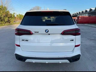 2020 BMW X5 40i IV (G05/G18), белый, 5730000 рублей, вид 3