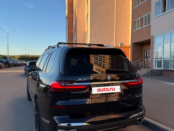 2022 BMW X7 40d I (G07), чёрный, 10750000 рублей - вид 2