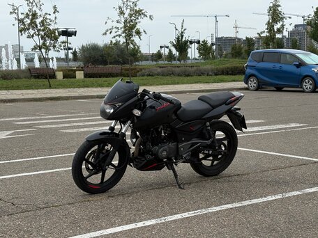 2021 Bajaj Pulsar 180, чёрный, 100000 рублей, вид 4