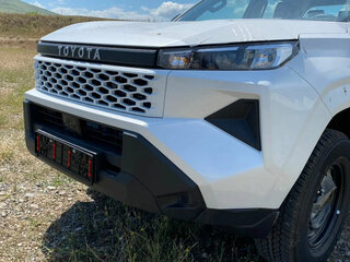 2025 Toyota Hilux Extra Cab VIII Рестайлинг 2, белый, 7080000 рублей, вид 3