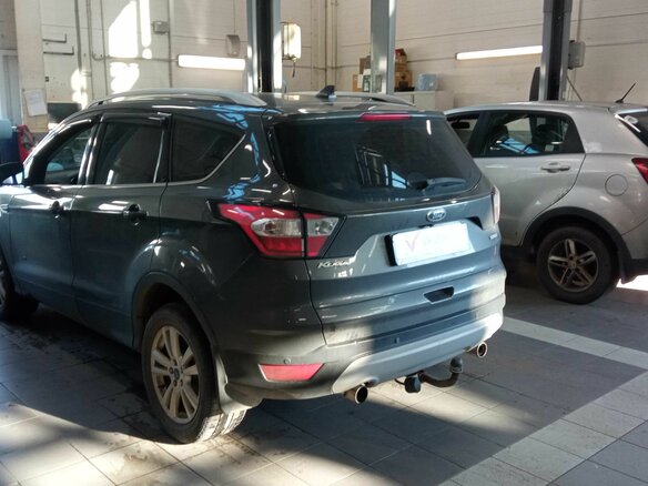 2017 Ford Kuga II Рестайлинг, серый, 1399000 рублей - вид 3