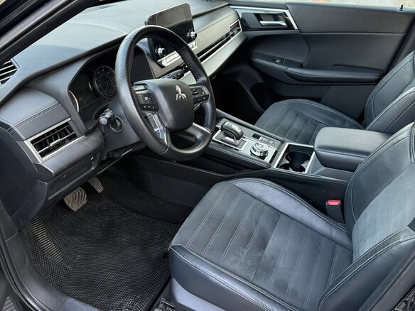 2021 Mitsubishi Outlander IV, чёрный, 3200000 рублей - вид 7